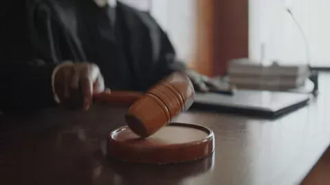 Суддя з молотком — захист від депортації в імміграційному суді