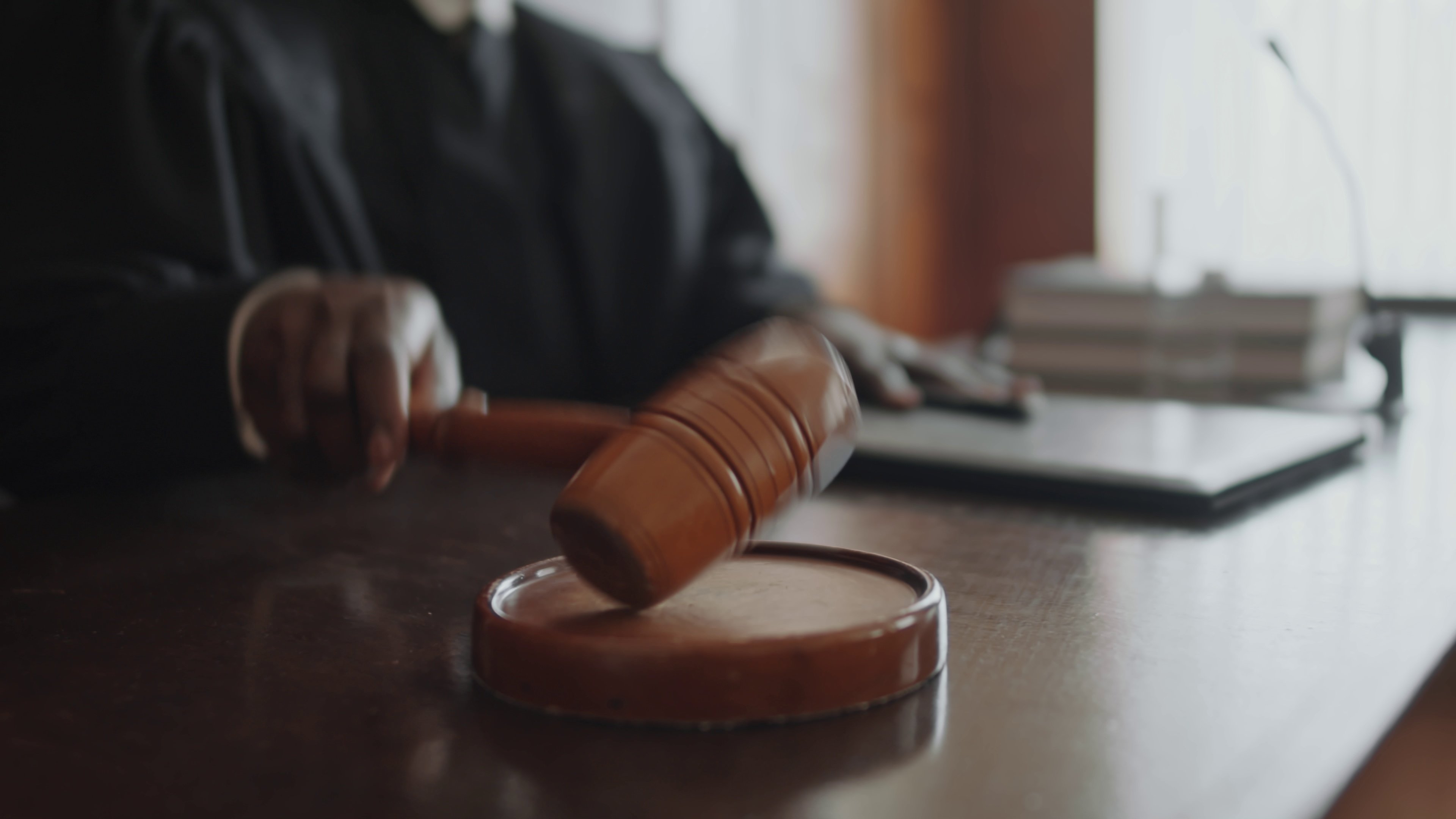 Суддя з молотком — захист від депортації в імміграційному суді